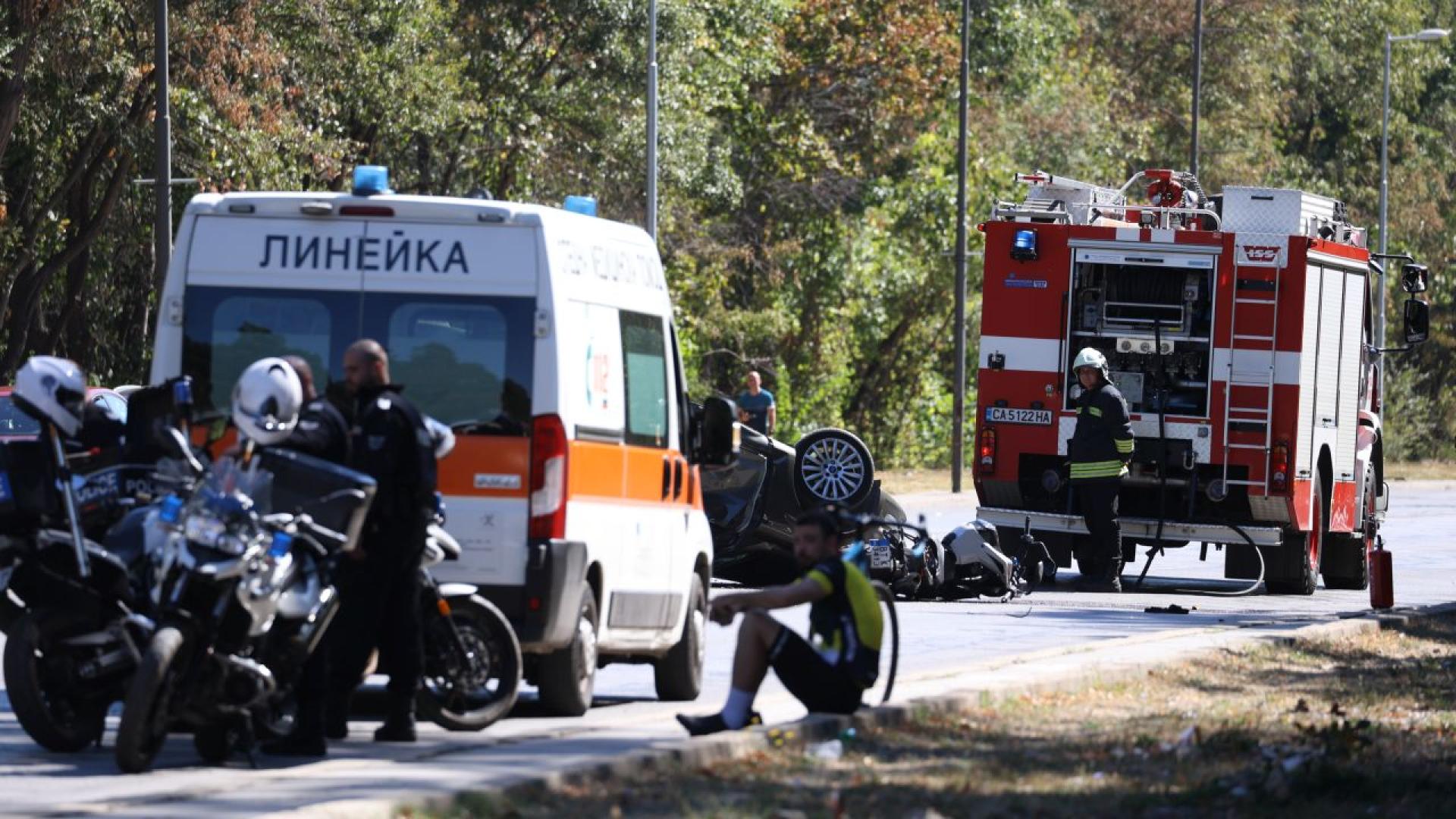 Mjesto prometne nesreće — hitna pomoć, vatrogasno vozilo i policija